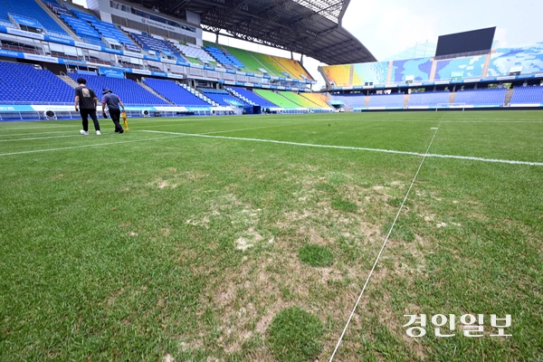 이상기후로 인한 생육 부진과 연이은 외부 경기 유치로 수원월드컵경기장의 잔디 문제가 여론의 뭇매를 맞고 있다. 29일 오전 수원시 팔달구 수원월드컵경기장에서 관계자들이 잔디 상태를 점검하고 있다. 2025.7.29 /임열수기자 pplys@kyeongin.com