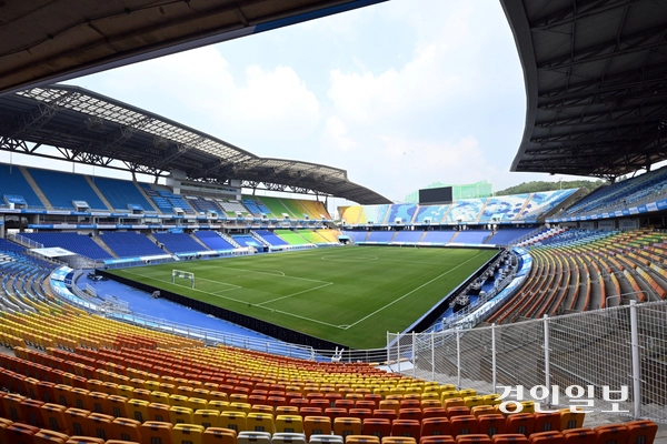 이상기후로 인한 생육 부진과 연이은 외부 경기 유치로 수원월드컵경기장의 잔디 문제가 여론의 뭇매를 맞고 있다. 29일 오전 수원시 팔달구 수원월드컵경기장에서 관계자들이 잔디 상태를 점검하고 있다. 2025.7.29 /임열수기자 pplys@kyeongin.com