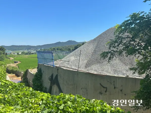 백령면 가을2리 인근 레미콘공장에 쌓인 레미콘 재료 옆으로 농수로가 이어진다. 2025.7.30 /조경욱기자 imjay@kyeongin.com