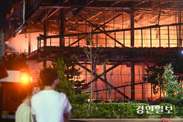 지난 27일 0시 10분께 수원시 권선구의 한 아파트 모델하우스에서 화재가 발생해 소방당국이 대응 1단계를 발령하고 진화 작업을 하는 모습. 2025.7.27 /최은성기자 ces7198@kyeongin.com