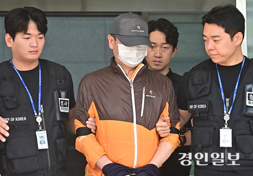 사제 총기 사건 피의자 A씨가 30일 오전 인천시 남동구 논현경찰서에서 검찰로 송치되고 있다. 2025.7.30 /조재현기자 jhc@kyeongin.com