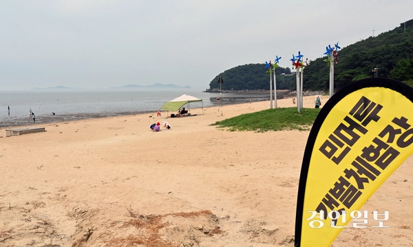 인천시 강화군 석모도 민머루 해수욕장이 휴가철을 맞은 30일 한가한 모습을 보이고 있다. 지난 5월부터 유튜버들이  북한의 핵 폐수 무단방류로 강화도 바닷물에서 기준치를 초과하는 바닷물이 검출되었다는 방송을 내보내 휴가철인 최근 까지 관광객들의 발길이 줄었다. 2025.7.30 /김용국기자 yong@kyeongin.com