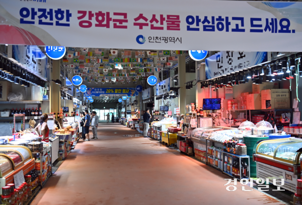 30일 열린 ‘강화군 수산물 소비촉진 간담회’에 참석한 강화지역 어촌계장들은 한목소리로 가짜뉴스를 확산한 유튜버에 대한 강력한 처벌이 필요하다고 촉구했다. 사진은 30일 한산한 모습을 보이고 있는 강화군 외포항 젓갈 수산물 직판장의 모습. 2025.7.30 /김용국기자 yong@kyeongin.com