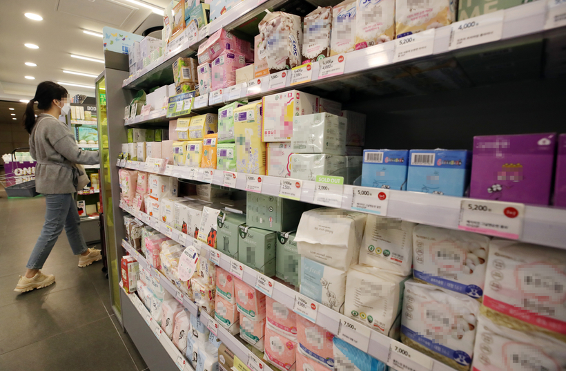 “예산 부족해서”… 생리용품 지원 외면한 지자체들