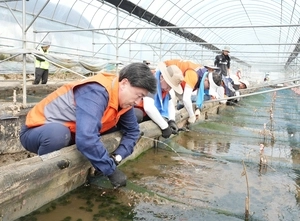[기록적 폭우… 수해 복구 ‘온정의 손길들’] 광주시장·공무원 등 90여명, 가평군서 ‘토사 제거’ 구슬땀