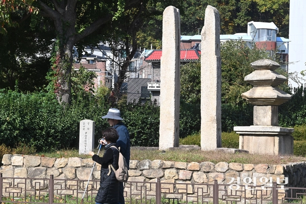 안양시 만안구 중초사지 당간지주와 중초사지 삼층석탑 앞을 주민들이 지나고 있다. /경인일보DB