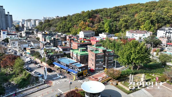 보물 제4호 중초사지 당간지주를 비롯한 국가유산과 인접해 개발에 발목을 잡혀온 안양시 만안구 석수동 안양박물관 인근 마을. 오른쪽 아래 중초사지 당간지주와 중초사지 상층석탑이 나란히 자리해 있다. /경인일보DB