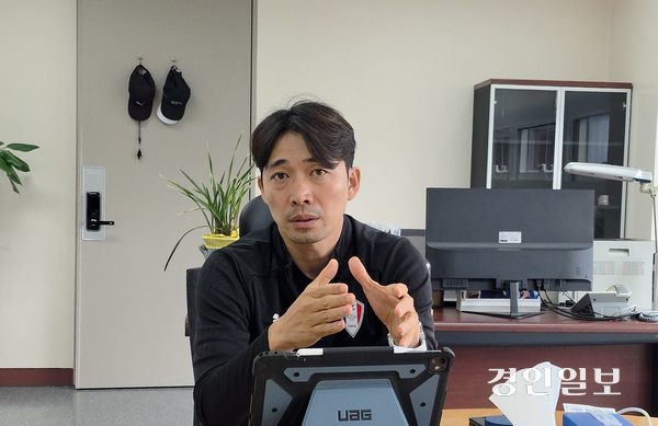 변성환 수원삼성 감독이 경인일보와의 인터뷰에서 K리그1 승격에 대한 각오를 밝히고 있다. 2025.7.29 /이영선기자 zero@kyeongin.com