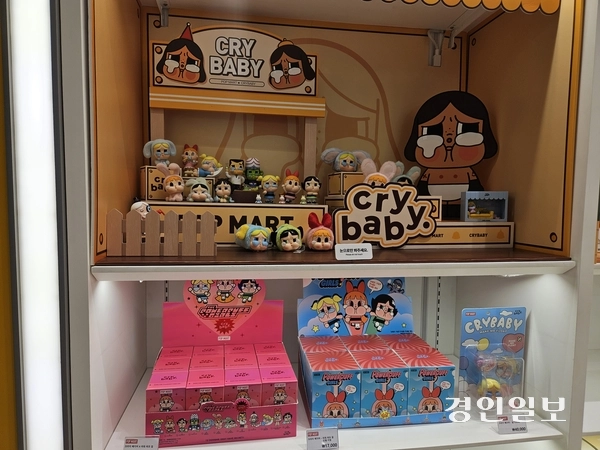최근 인기를 끌고 있는 캐릭터 ‘크라이베이비’와 과거 방영한 ‘파워퍼프걸’ 캐릭터의 컬래버 제품(오른쪽). 2025.7.30 /김지원기자 zone@kyeongin.com