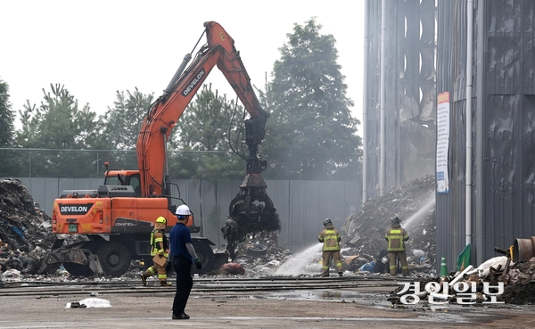 31일 오전 2시 54분께 화성시 남양읍의 한 자원순환시설 공장에서 화재가 발생해 소방대원들이 잔불을 정리하고 있다. 2025.7.31 /최은성기자 ces7198@kyeongin.com