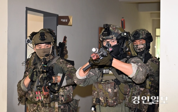 31일 인천도시지역전투훈련장에서 실시된 육군 51사단 ‘대테러 초동조치훈련 및 도시지역 탐색격멸훈련’에서 장병들이 테러 용의자 은거 지역으로 진입하고 있다. 2025.7.31 /김용국기자 yong@kyeongin.com