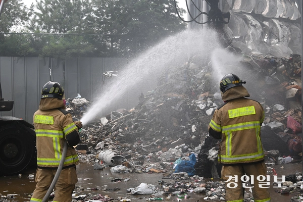 31일 오전 2시 54분께 화성시 남양읍의 한 자원순환시설 공장에서 화재가 발생해 소방대원들이 잔불을 정리하고 있다. 2025.7.31 /최은성기자 ces7198@kyeongin.com