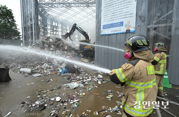 31일 오전 2시 54분께 화성시 남양읍의 한 자원순환시설 공장에서 화재가 발생해 소방대원들이 잔불을 정리하고 있다. 2025.7.31 /최은성기자 ces7198@kyeongin.com