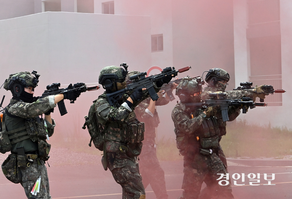 31일 인천도시지역전투훈련장에서 실시된 육군 51사단 ‘대테러 초동조치훈련 및 도시지역 탐색격멸훈련’에서 장병들이 테러 용의자 은거 지역으로 진입하고 있다. 2025.7.31 /김용국기자 yong@kyeongin.com