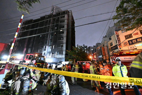 17일 오후 9시 5분께 광명시 소하동의 한 아파트 주차장에서 화재가 발생해 사고현장을 수색하고 있는 소방대원 모습. 2025.7.18 /최은성기자 ces7198@kyeongin.com
