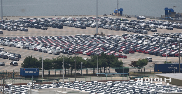 한미 관세협상이 타결된 31일 평택시 포승읍 평택항 부두에 수출용 자동차가 세워져 있다. 2025.7.31 /최은성기자 ces7198@kyeongin.com