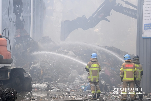 31일 오전 2시 54분께 화성시 남양읍의 한 자원순환시설 공장에서 화재가 발생해 소방대원들이 잔불을 정리하고 있다. 2025.7.31 /최은성기자 ces7198@kyeongin.com