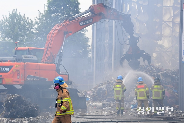 31일 오전 2시 54분께 화성시 남양읍의 한 자원순환시설 공장에서 화재가 발생해 소방대원들이 잔불을 정리하고 있다. 2025.7.31 /최은성기자 ces7198@kyeongin.com