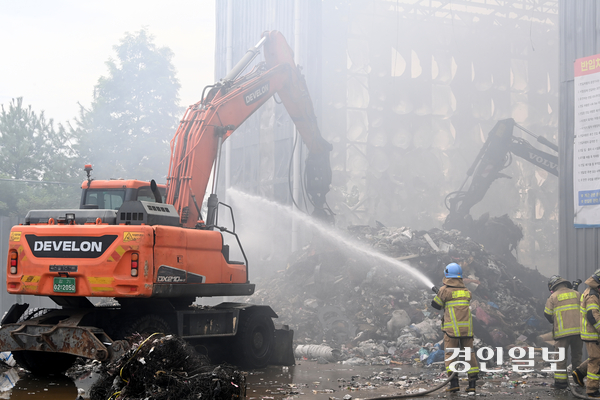31일 오전 2시 54분께 화성시 남양읍의 한 자원순환시설 공장에서 화재가 발생해 소방대원들이 잔불을 정리하고 있다. 2025.7.31 /최은성기자 ces7198@kyeongin.com