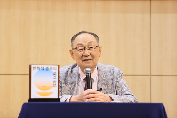백낙청 서울대학교 명예교수가 지난 29일 서울 마포구 창비서교빌딩에서 열린 ‘변혁적 중도의 때가 왔다’ 출간 기자간담회에서 발언하고 있다. 2025.7.29 /창비 제공