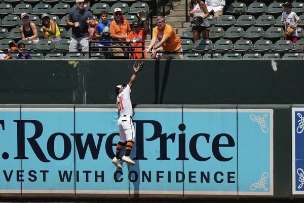 31일(한국시간) 미국프로야구 메이저리그(MLB) 볼티모어 오리올스와 토론토 블루제이스의 경기에서 6회말 볼티모어 중견수 세드릭 멀린스가 높이 뛰어올라 플라이볼을 잡고 있다. 2025.7.31 /AP=연합뉴스
