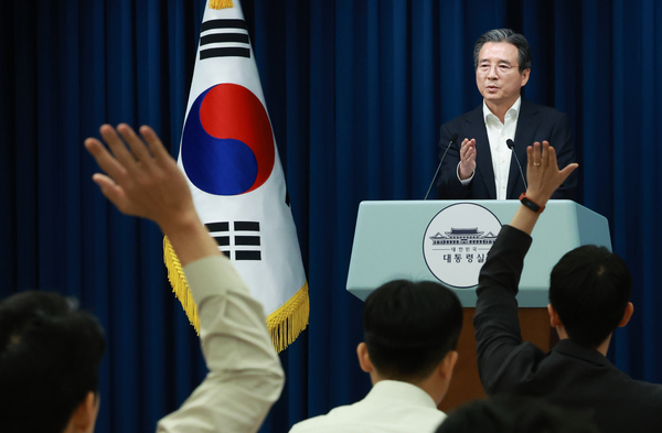 김용범 대통령실 정책실장이 31일 서울 용산 대통령실 청사에서 한미 관세 협상 타결 관련 브리핑 뒤 취재진의 질문을 받고 있다. 2025.7.31 /연합뉴스