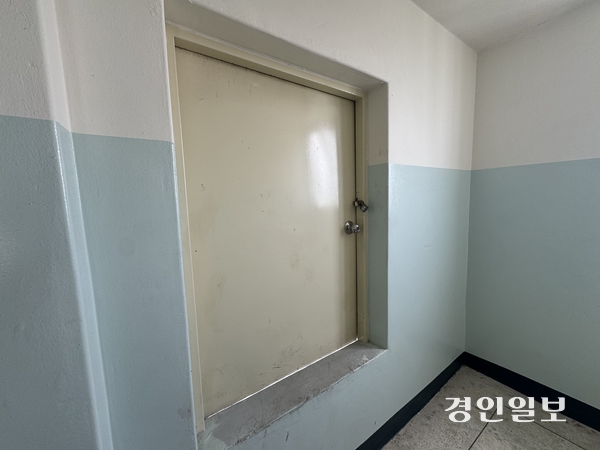 31일 오전 11시께 찾은 수원시 영통구 한 아파트 옥상 출입문이 잠겨 있다. 2025.07.31/ 마주영기자 mango@kyeongin.com