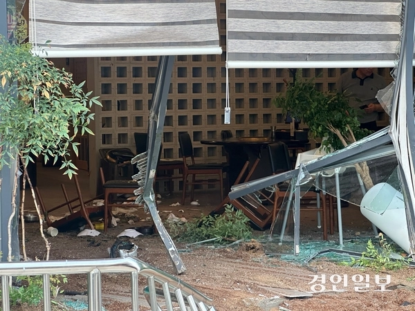 1일 오후 용인시 수지구 상현역 인근 음식점으로 차량이 돌진해 1명이 숨지고 6명이 부상을 입었다. 사진은 사고 현장. 2025.8.1 /목은수기자wood@kyeongin.com