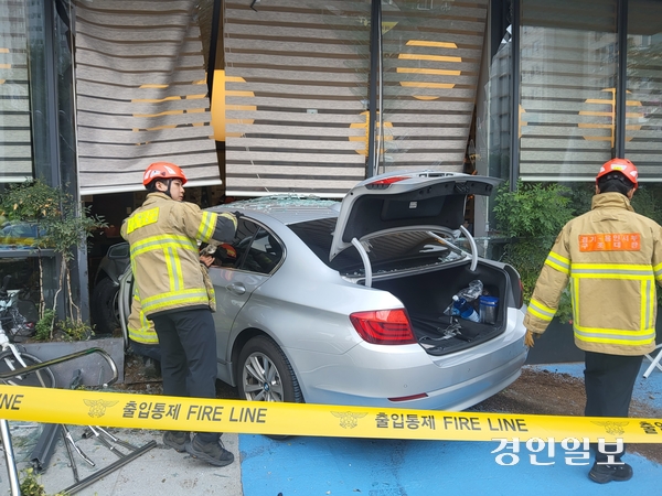 용인시 수지구 상현역 인근 식당으로 승용차가 돌진한 모습. /경기도소방재난본부 제공