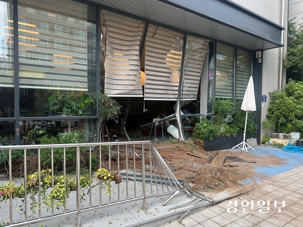 1일 오후 용인시 수지구 상현역 인근 음식점으로 차량이 돌진해 1명이 숨지고 6명이 부상을 입었다. 사진은 사고 현장. 2025.8.1 /목은수기자wood@kyeongin.com