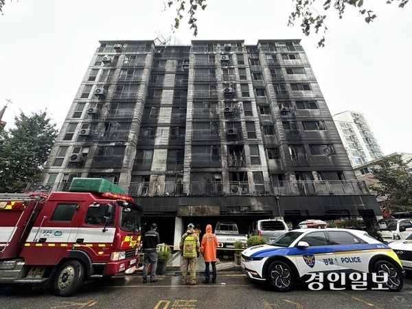 18일 오전 찾은 광명시 소하동의 아파트 건물 외벽은 전날 1층 필로티 주차장에서 시작된 불로 옥상까지 검게 그을린 모습이었다 . 2025.7.18 /목은수기자wood@kyeongin.com