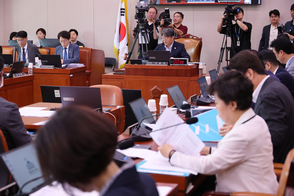 1일 서울 여의도 국회에서 방송 3법, 노란봉투법, 상법 등 을 심의하기 위해 열린 법제사법위원회 전체회의에서 더불어민주당 소속 이춘석 위원장이 의사봉을 두드리고 있다. 2025.8.1 /연합뉴스