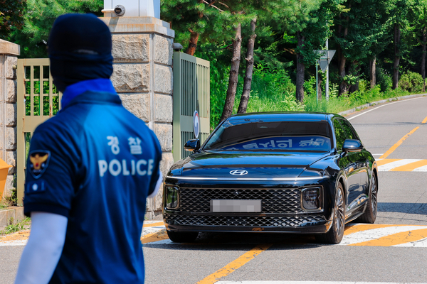 김건희 여사 관련 의혹들을 수사하는 민중기 특별검사팀 차량이 1일 윤석열 전 대통령에 대한 체포영장 집행에 실패한 뒤 경기도 의왕시 서울구치소에서 나오고 있다. 2025.8.1 /연합뉴스
