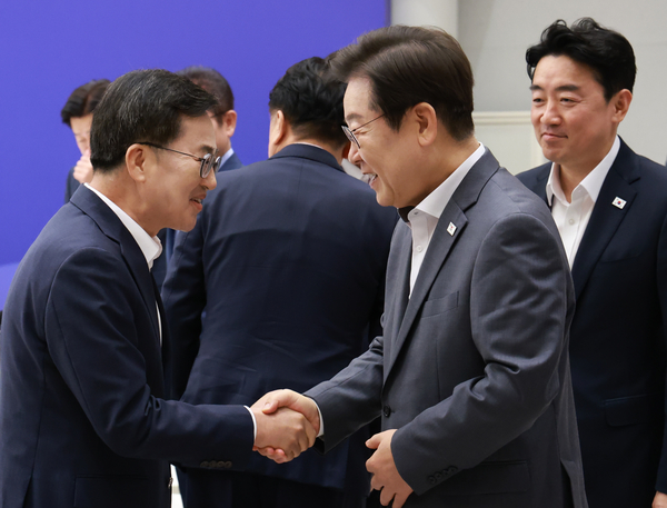 이재명 대통령이 1일 서울 용산 대통령실 청사에서 열린 전국 시도지사 간담회에서 김동연 경기도지사와 인사하고 있다. 2025.8.1 /연합뉴스