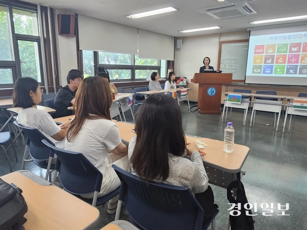 ‘지구를 바꾸는 청소년, SDGs를 만나다’ 수업이 유럽의 집시 이슈를 주제로 진행되고 있다. 2025.7.31 남양주/이종우기자 ljw@kyeongin.com