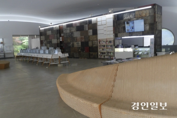 세계적인 건축가 알바로 시자(Alvaro Siza)가 설계한 조형건축작품 ‘안양 파빌리온’은 안양예술공원 일대 곳곳에 자리한 APAP 작품들을 소개하는 곳이자, 누구에게나 오픈된 쉼터 역할을 하고 있다. 2025.7.31 안양/박상일기자 metro@kyeongin.com