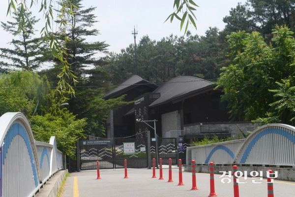 관악산 입구로 이어지는 예술공원길 끝에는 서울대학교 관악수목원이 자리해 있다. 지금은 굳게 문을 닫았지만 올해 가을쯤 전면개방이 이뤄질 예정이어서 안양예술공원과 함께 명소로 발돋움할 것으로 기대된다. 2025.7.31 안양/박상일기자 metro@kyeongin.com