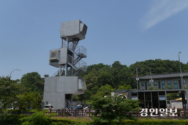 안양예술공원 공영주차장 한쪽에 우뚝 서 있는 포르투갈 작가 디디에르 피우자 파우스티노의 작품 ‘1평 타워’. 2025.7.31 안양/박상일기자 metro@kyeongin.com