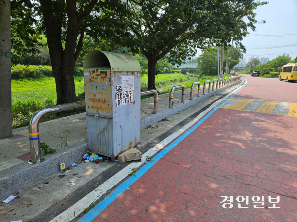 지난달 31일 김포시 사우동 일대에 무단 설치된 뒤 방치된 의류수거함에 자진 철거를 권고하는 계고장이 붙여져 있다. 2025.7.31 김포/김연태기자 kyt@kyeongin.com