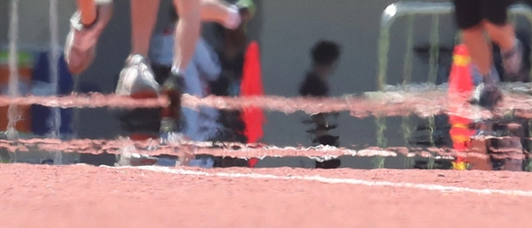 낮기온이 35℃를 넘는 무더운 여름 날씨지만, 학생 운동 선수들은 진학과 경쟁을 위해 각종 대회에 참여하고 있다. 사진은 기사 내용과 직접 관련 없음. /연합뉴스