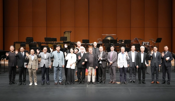 지난 2일 곤지암뮤직페스티벌이 10주년을 맞아 화려하게 광주시문화예술의전당에서 개막한 가운데 내빈들이 응원의 제스처를 취했다.  2025.8.2 /곤지암뮤직페스티벌 제공