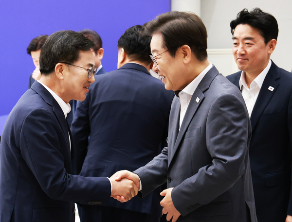 이재명 대통령이 지난 1일 서울 용산 대통령실 청사에서 열린 전국 시도지사 간담회에서 김동연 경기도지사와 인사하고 있다. 2025.8.1 /연합뉴스