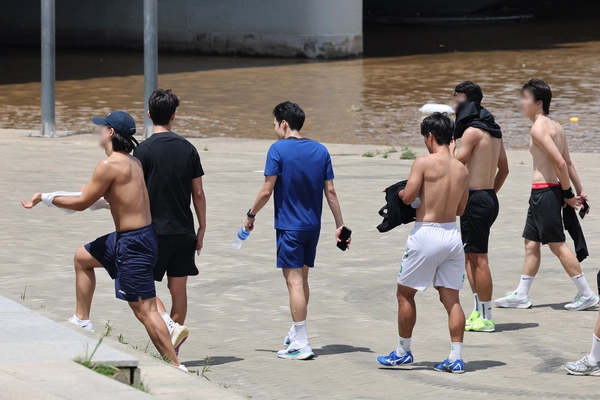 폭우 뒤 다시 폭염이 시작된 가운데 지난 7월 22일 서울 반포한강공원에서 시민들이 더위에 상의를 탈의한 채 이동하고 있다. 2025.7.22 /연합뉴스