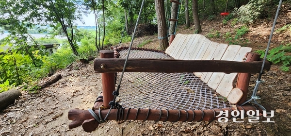 바람숲도서관 숲 놀이터에 설치된 해먹 의자. 2025.8.2 /김성호기자 ksh96@kyeongin.com