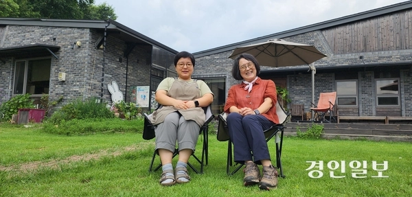 바람숲그림책도서관 최지혜 관장(오른쪽)과 신안나 사무국장. 2025.8.2 /김성호기자 ksh96@kyeongin.com