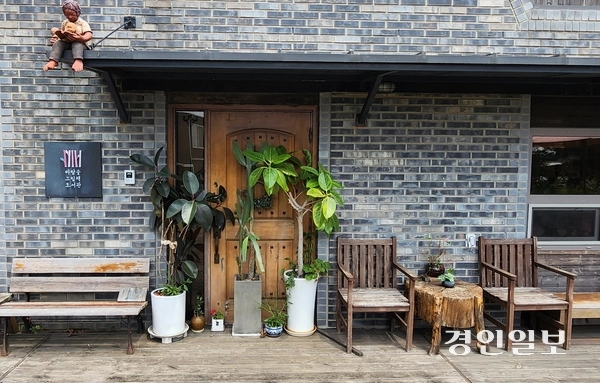 정면에서 본 바람숲그림책도서관. 이곳 출입문은 이용하고 있지 않다. 2025.8.2 /김성호기자 ksh96@kyeongin.com