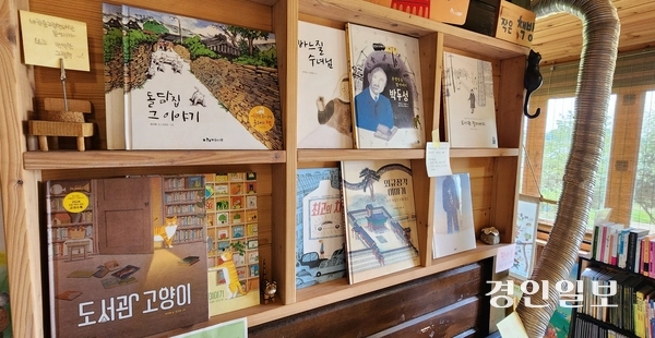 북카페에 전시된 바람숲그림책도서관 관장 최지혜 작가의 그림책 작품들. 2025.8.2 /김성호기자 ksh96@kyeongin.com