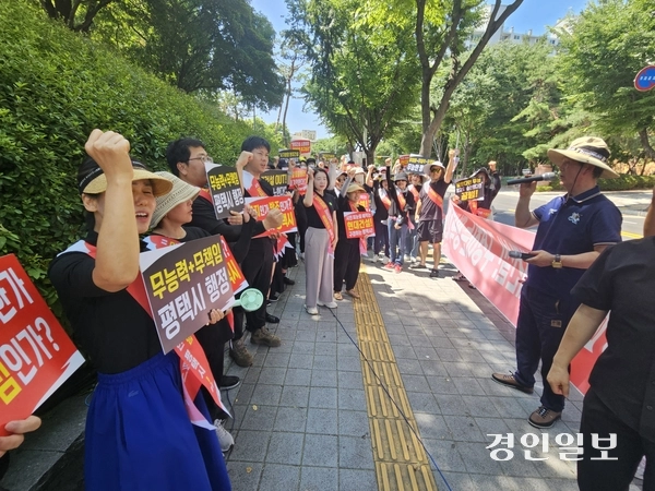 평택 고덕동에서 건물 상가를 분양받은 시민들이 지난 7월 11일 시청 서문 앞에서 항의시위를 펼치고 있다. 이들은 평택시가 분양 승인과 준공 승인 당시 ‘마스터리스’ 분양 구조의 문제점, 시행사 지급 능력 등에 대해 검토 없이 허가를 내줬다고 지적했다. 2025.7.11 평택/김종호기자 kikjh@kyeongin.com