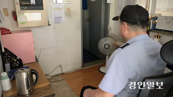 4일 부천시 원미구 A아파트 경비초소에서 근무 중인 경비원 박정일씨가 소형 선풍기 앞에 앉아 있다. 2025.8.4 /유혜연기자 pi@kyeongin.com