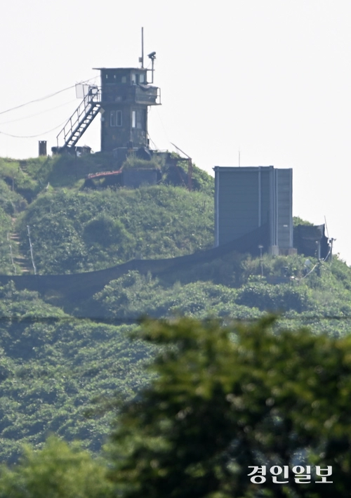 국방부가 4일 군사분계선 일대에 설치된 대북 확성기를 전면 철거하기로 결정했다고 밝혔다. 사진은 이날 파주시 접경 지역에 설치된 대북 확성기 가림막의 모습. 2025.8.4 /최은성기자 ces7198@kyeongin.com